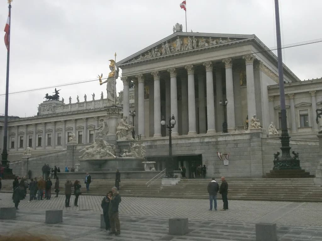 Здание парламента с колоннами в Вене, Австрия